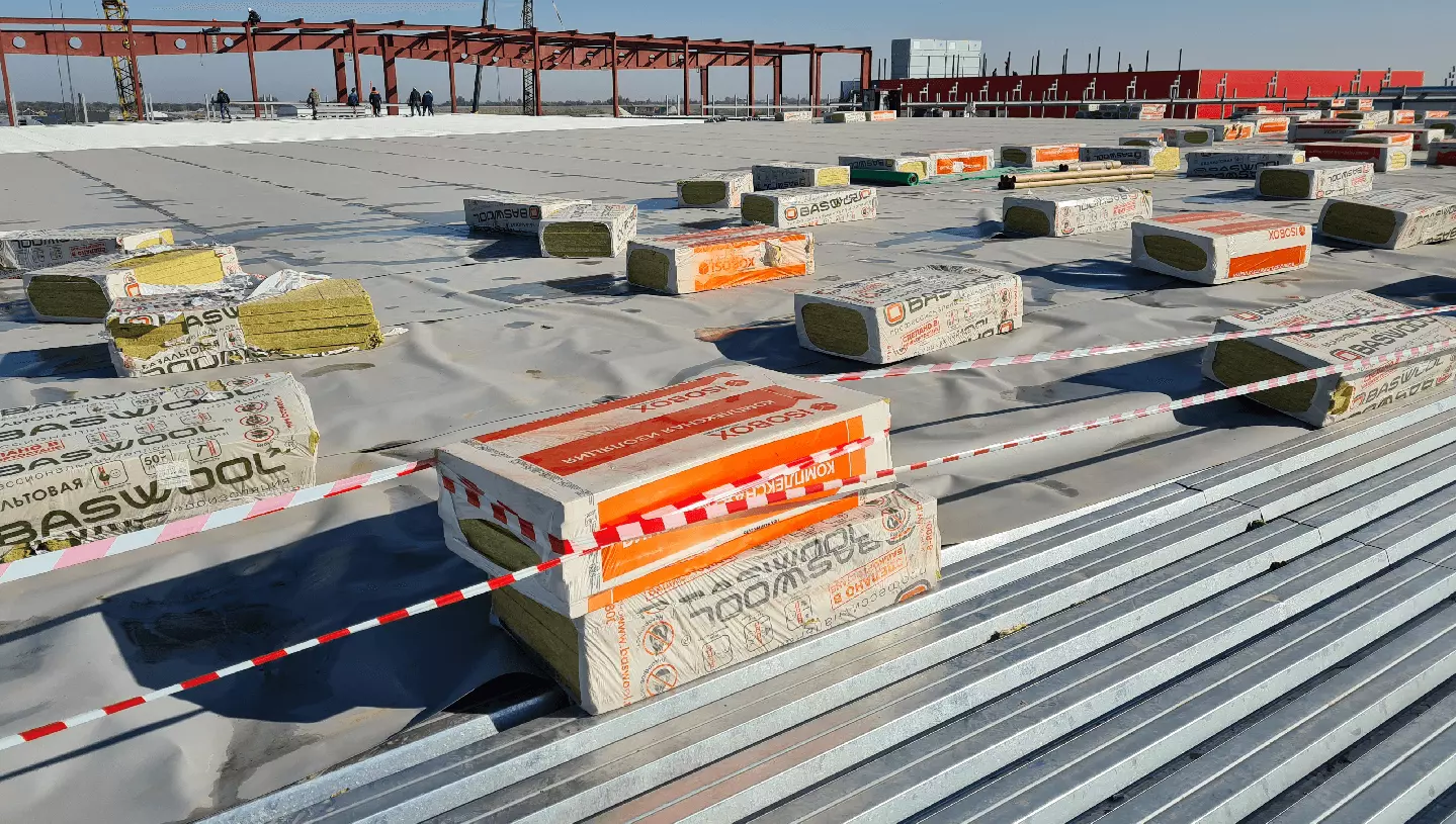 Устройство мягкой кровли на заводе «Шин-Лайн»